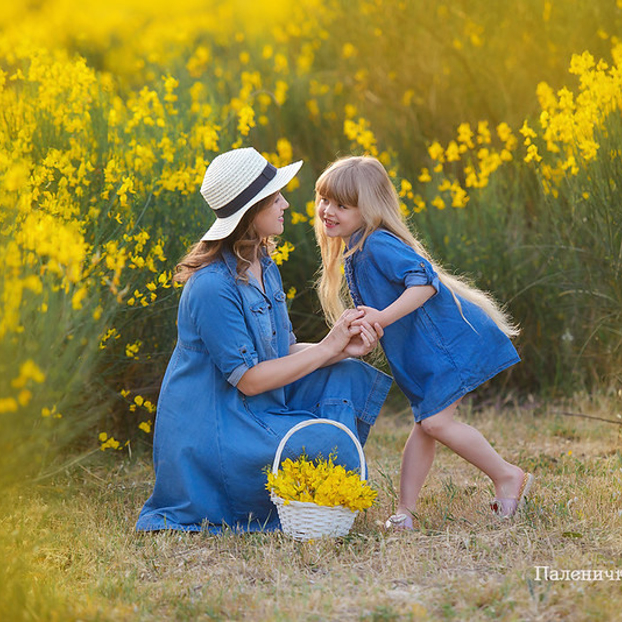 Фотосессия в цветущих полях в Севастополе