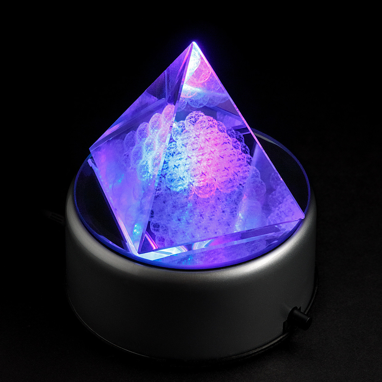 Предметная съёмка на чёрном фоне.