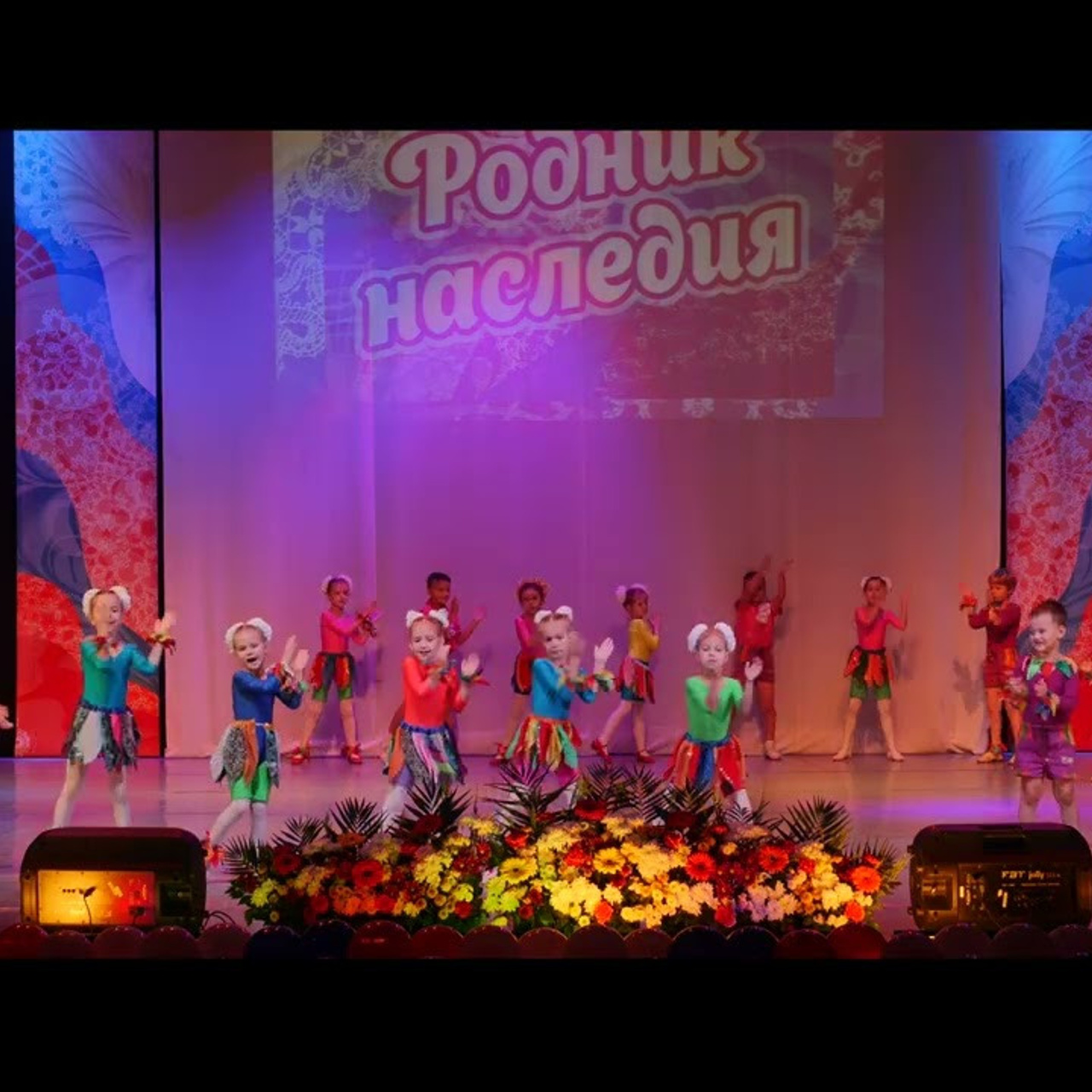 Танцевальный коллектив Родничок. Eewa.ru