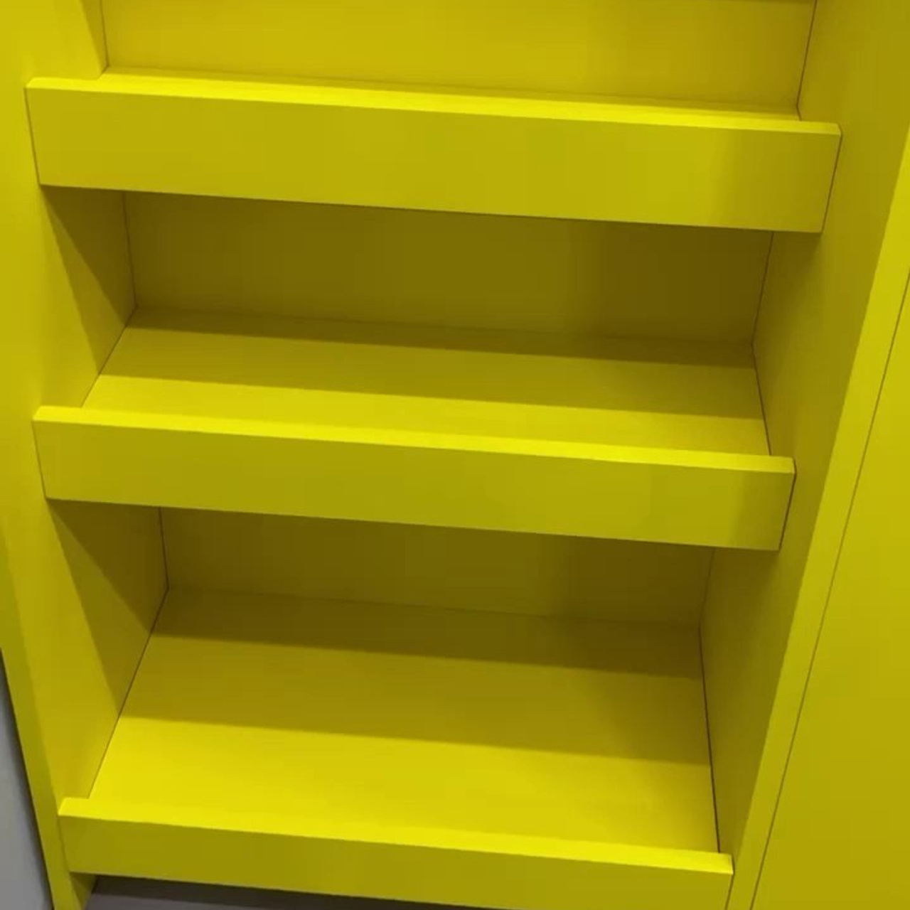 Кофейня Today Coffee, 20 м² — яркий дизайн, эффективная планировка, отдельный склад, 6 посадочных мест. Дизайн интерьера в Петербурге Ворфаламеева Яна