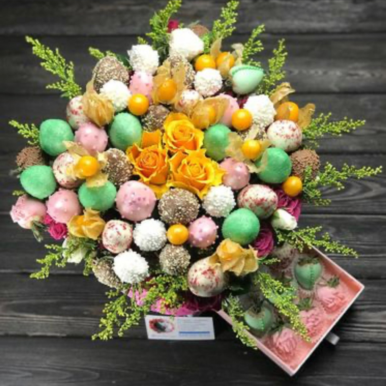 Шкатулка "Сочное ассорти". Клубника в шоколаде в Сургуте