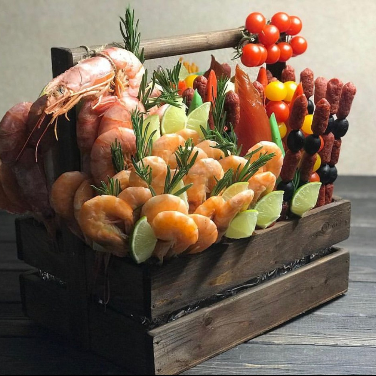 Мясная корзина «Морской Коктейль». Клубника в шоколаде в Сургуте