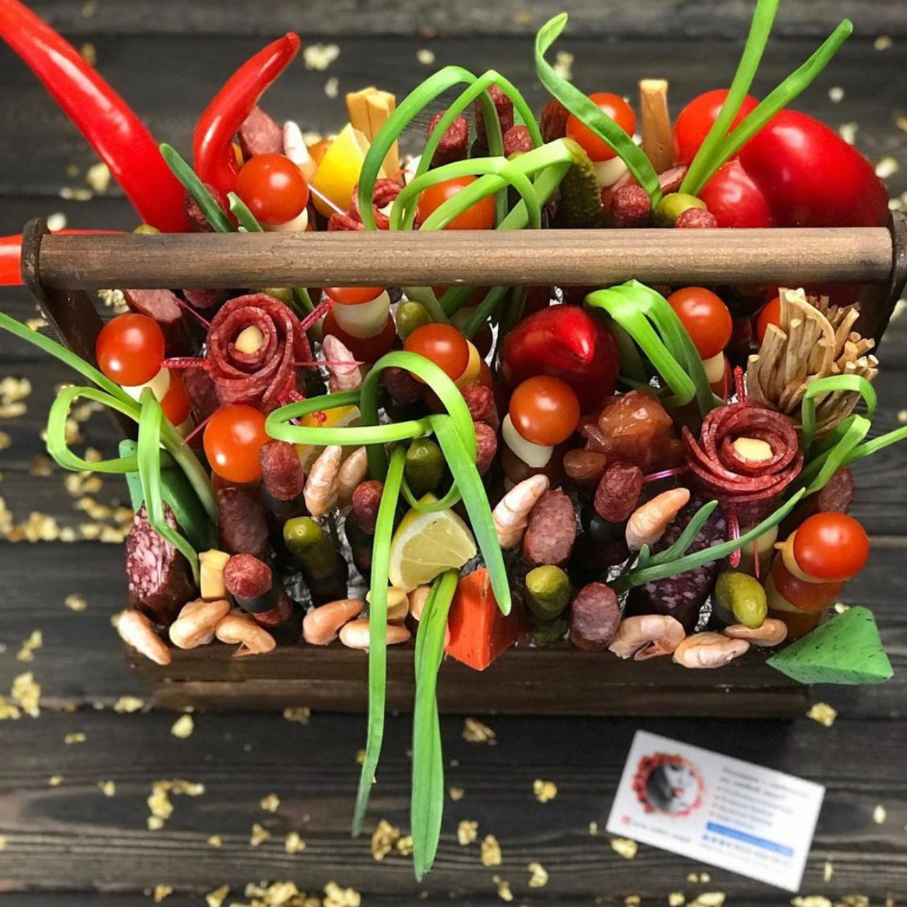 Мясная корзина «Буйство красок». Клубника в шоколаде в Сургуте