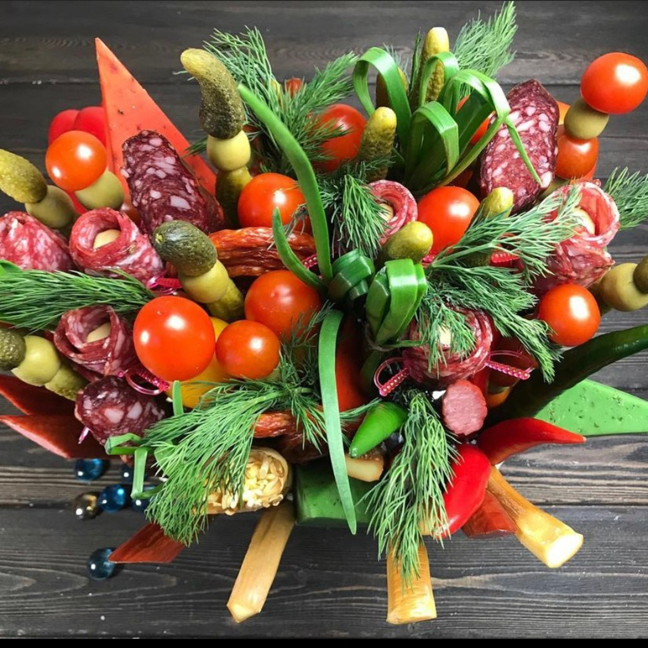 Мясная корзина «Яркий акцент». Клубника в шоколаде в Сургуте