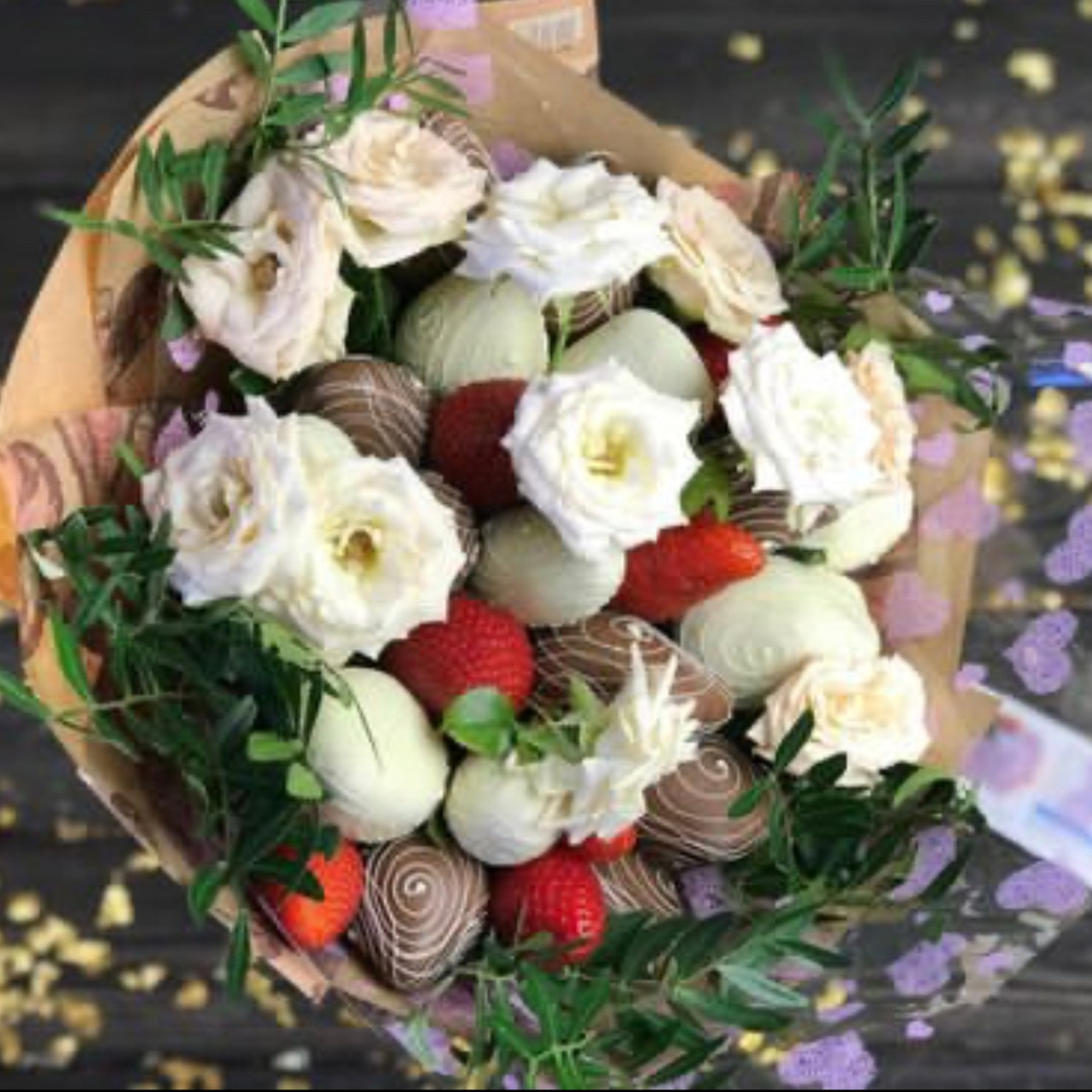 Букет из клубники в шоколаде "Грация". Клубника в шоколаде в Сургуте