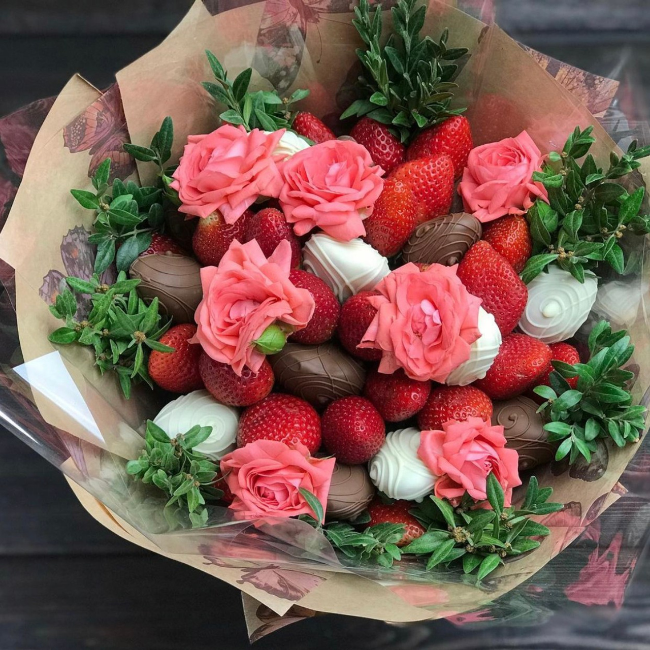 Букет из клубники в шоколаде "Сочные краски". Клубника в шоколаде в Сургуте