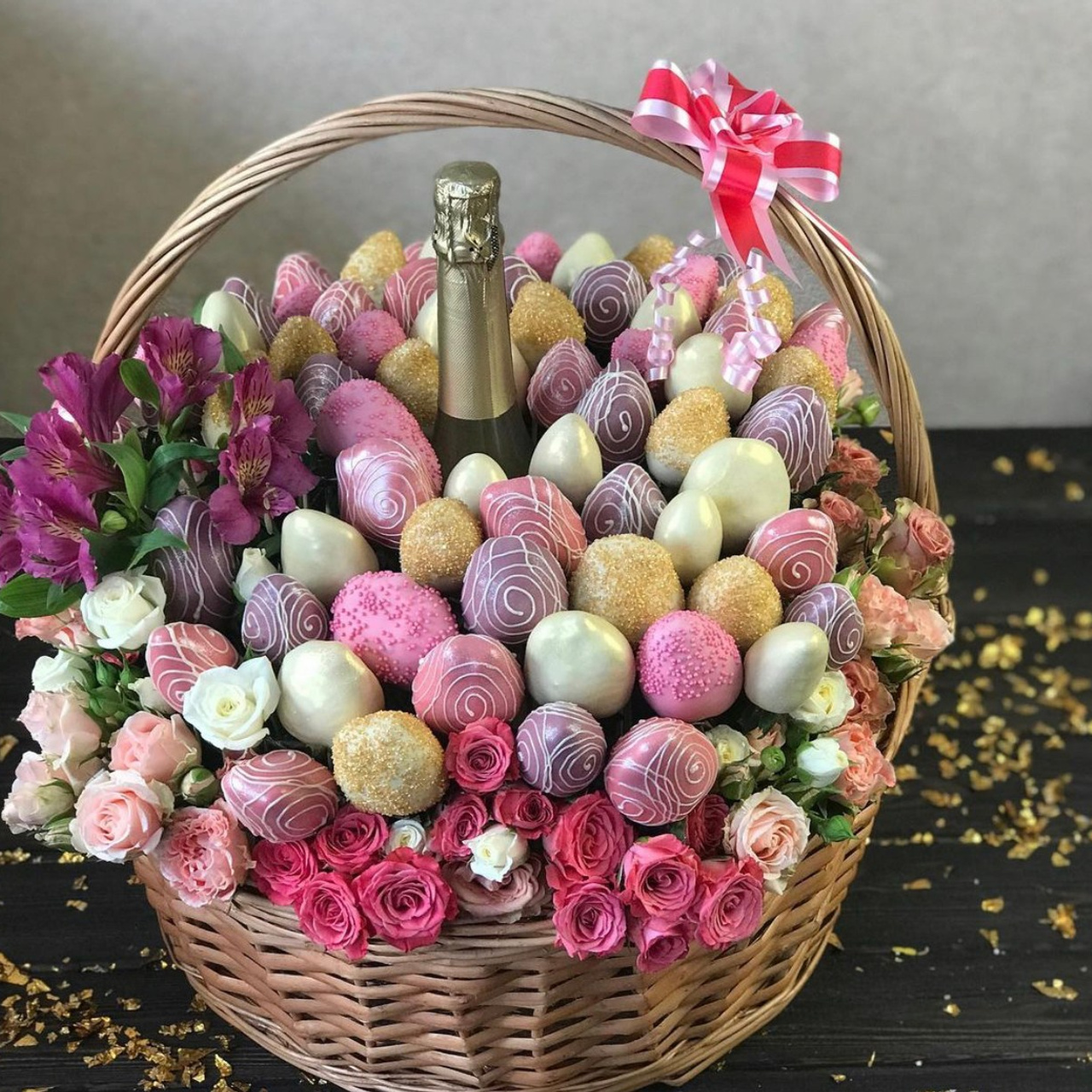 Корзина "Восторг". Клубника в шоколаде в Сургуте