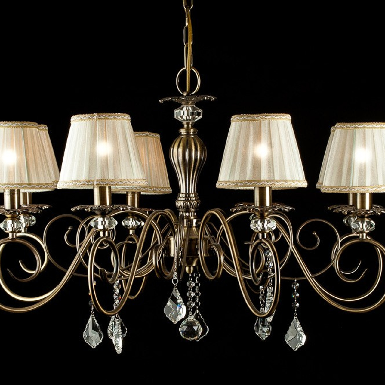 Люстры и лампы