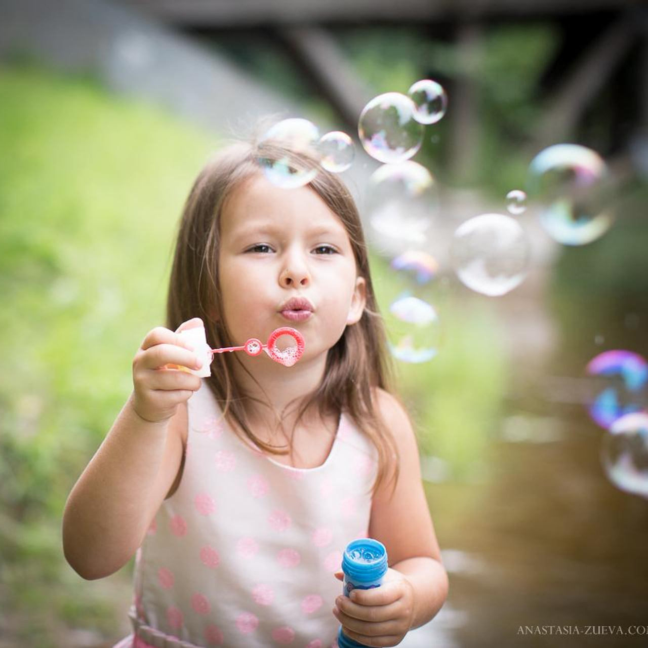 Фотосъемка девочки 6 лет, она гуляет в парке и надувает мыльные пузыри