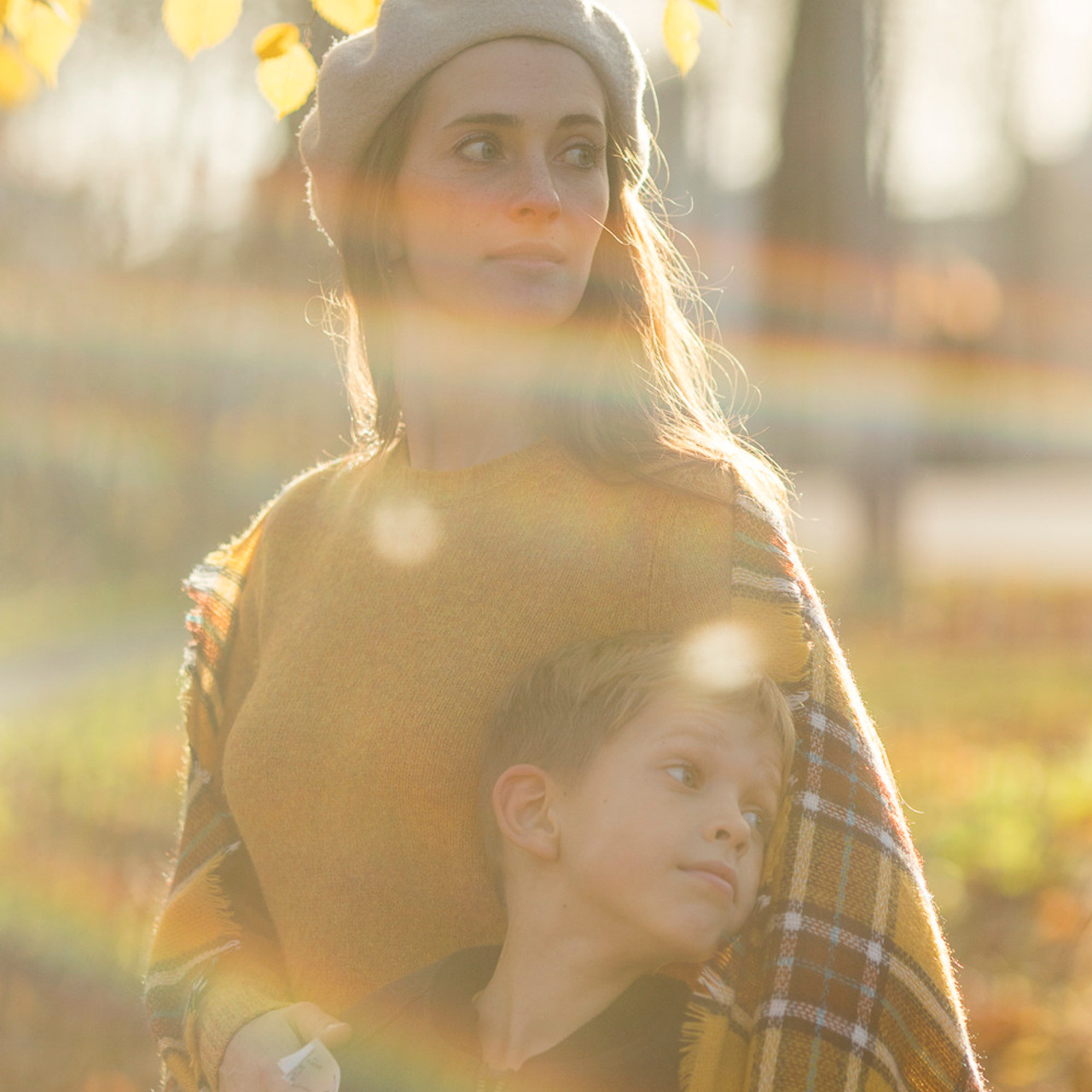 осенняя фотосессия мамы с сыном в ЦПКиО в СПб в контровом солнечном свете просвечивают желтые  листья
