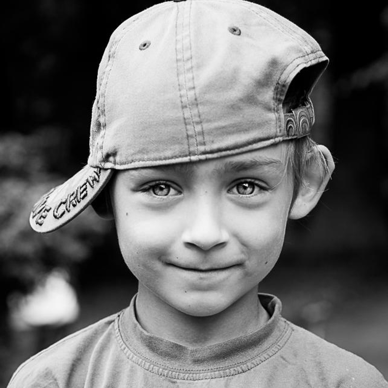 Фотосессия мальчика 5 лет, он смотри в камеру и улыбается, глаза лучистые и ясные