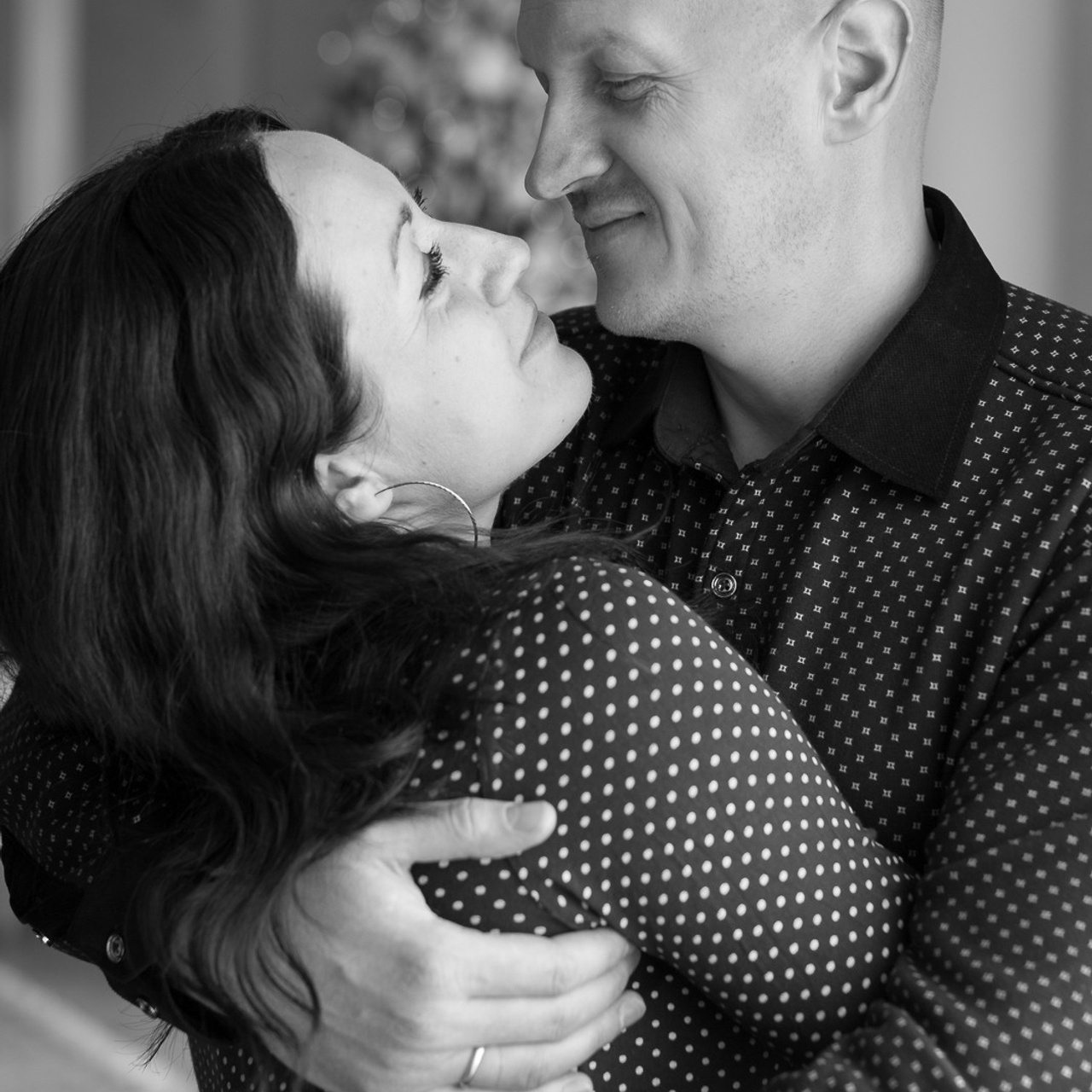 Семейная съемка с с любовью и удовольствием где муж чувствует себя спокойно расслабленно и получает удовольствие