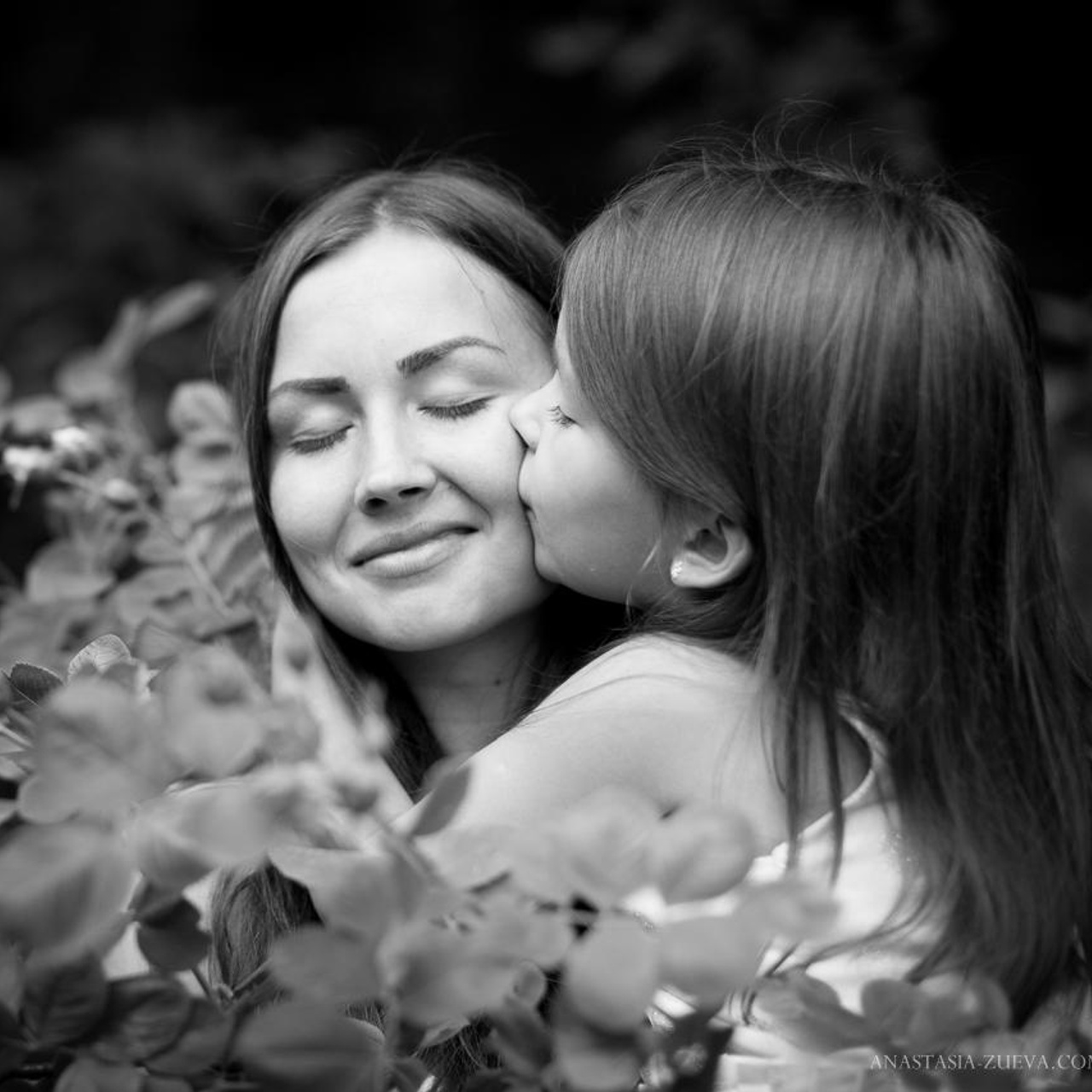 Фотосессия счастливой мамы с дочкой в цветущих розах в черно белом стиле на Елагином острове в Санкт-Петербургу