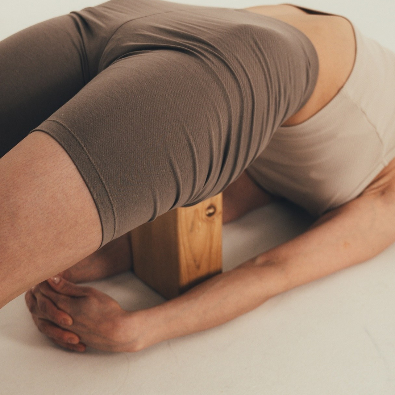 тянущаяся девушка