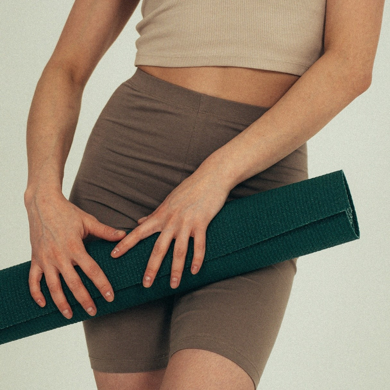 девушка с ковром