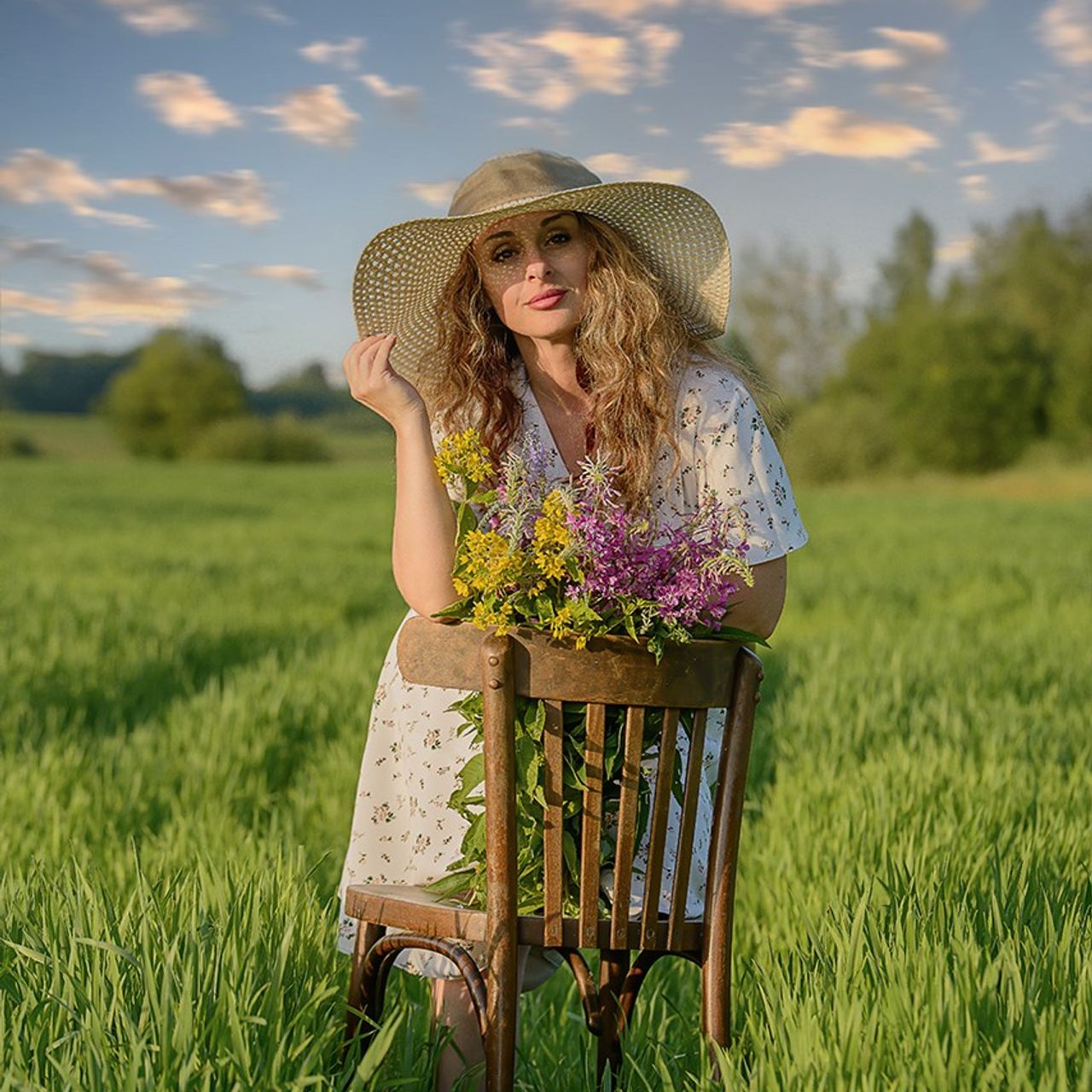 Женский портрет в зеленом поле.