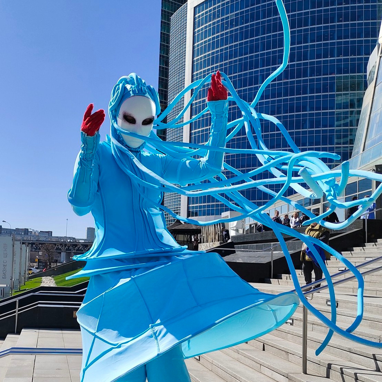 Блог. Фотографии, видео от Лисавлесу. Мимы и Ходулисты на встречу гостей. Москва