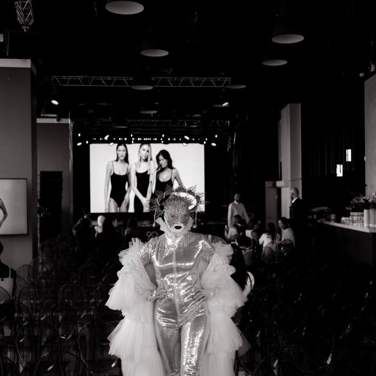 Отремонтировали костюм. Мимы и Ходулисты на встречу гостей. Москва