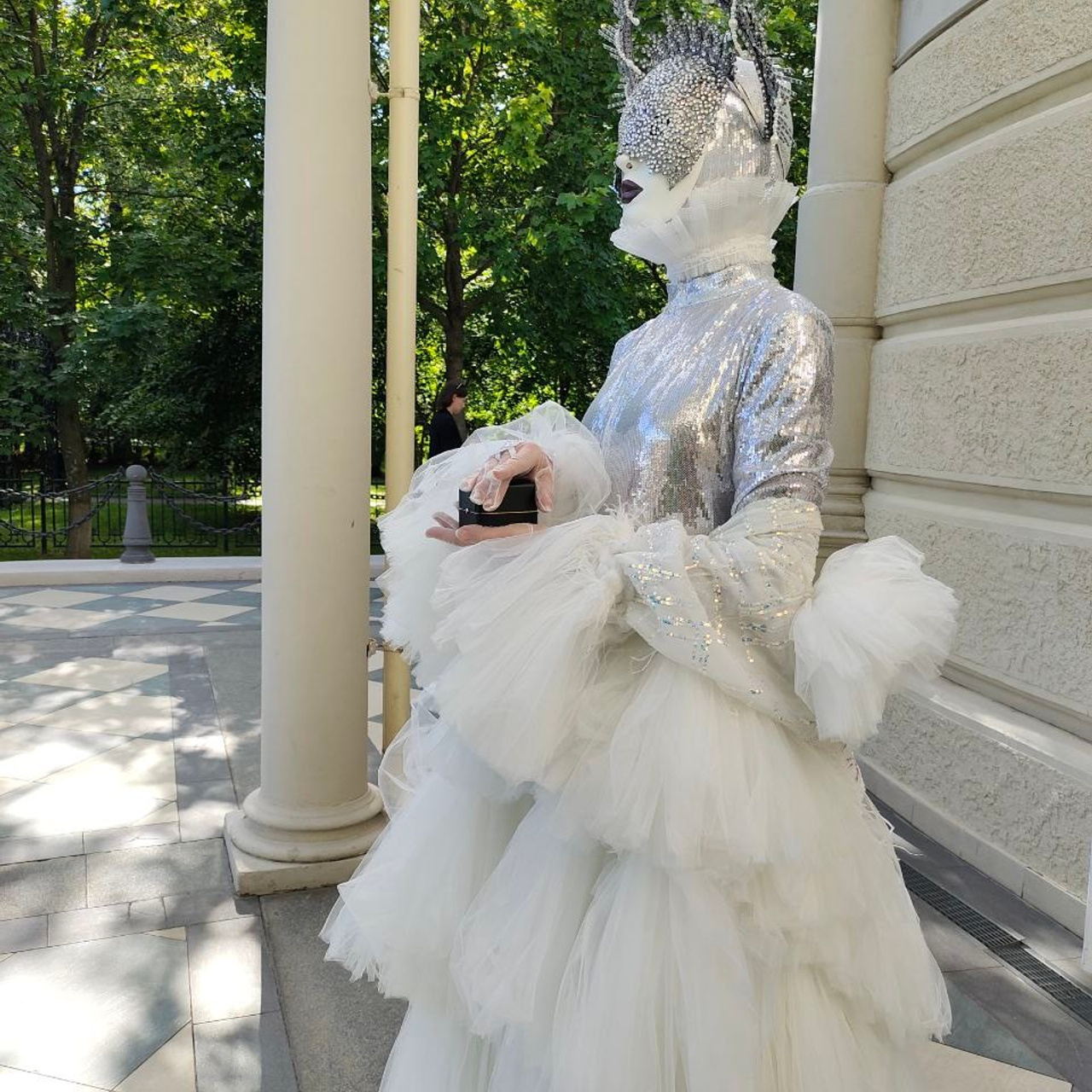 Рилс образа Бордо. Мимы и Ходулисты на встречу гостей. Москва