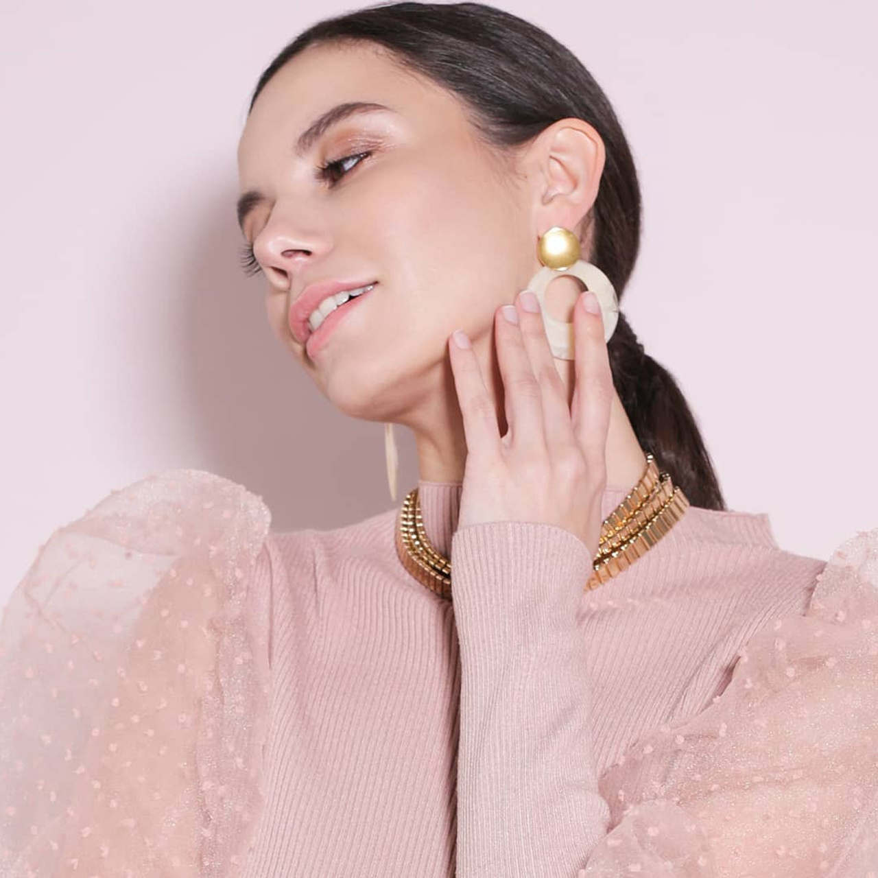 Нюдовый макияж модели светящаяся кожа естественный макияж