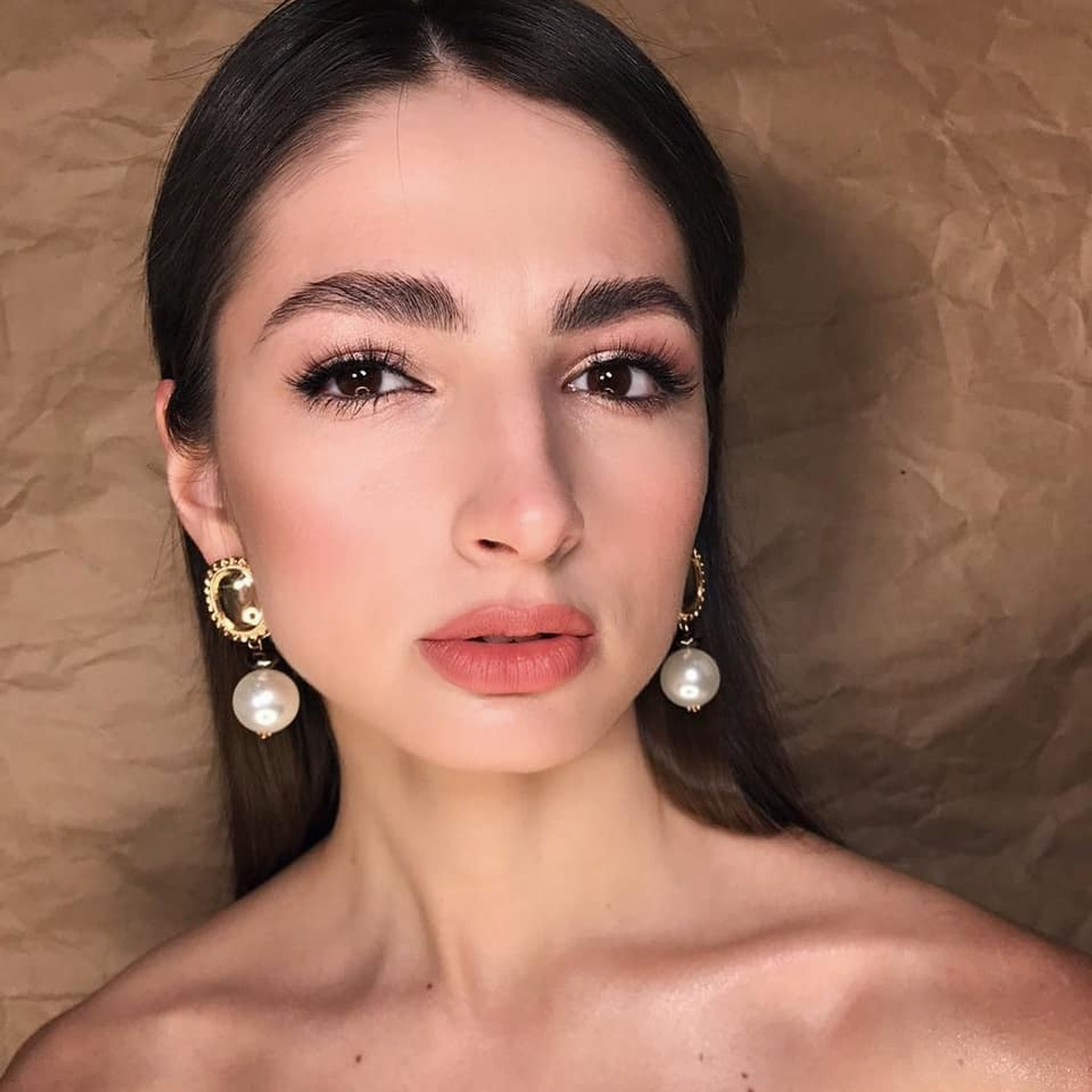 Естественный макияж на модели ровная кожа