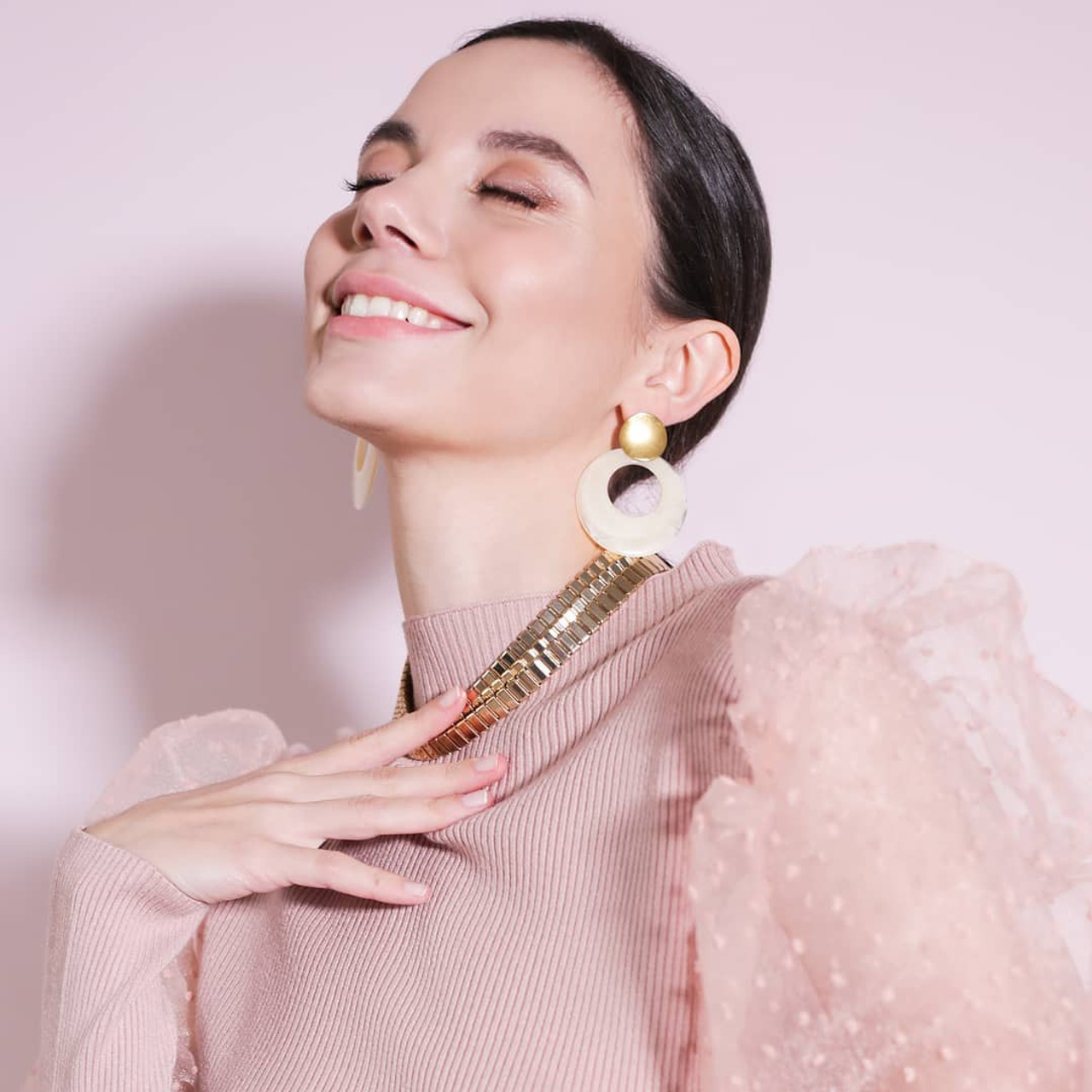 Образ невесты в нежных персиковых оттенках макияжа