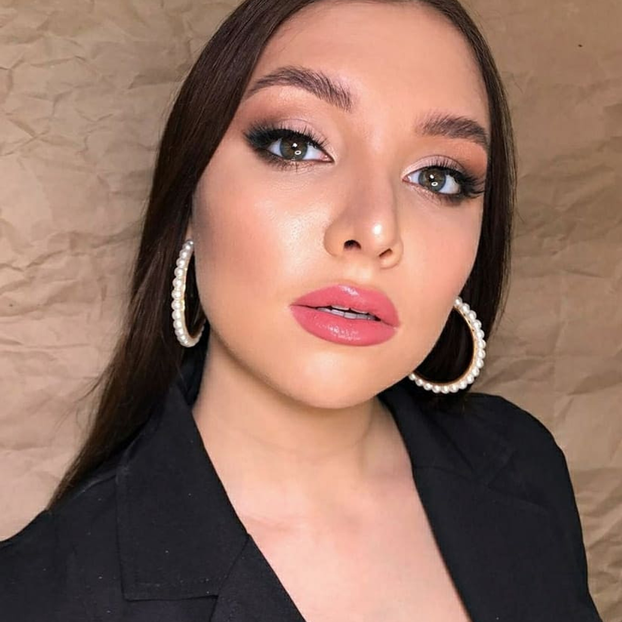 Яркий макияж со стрелками, вечерний шикарный образ 