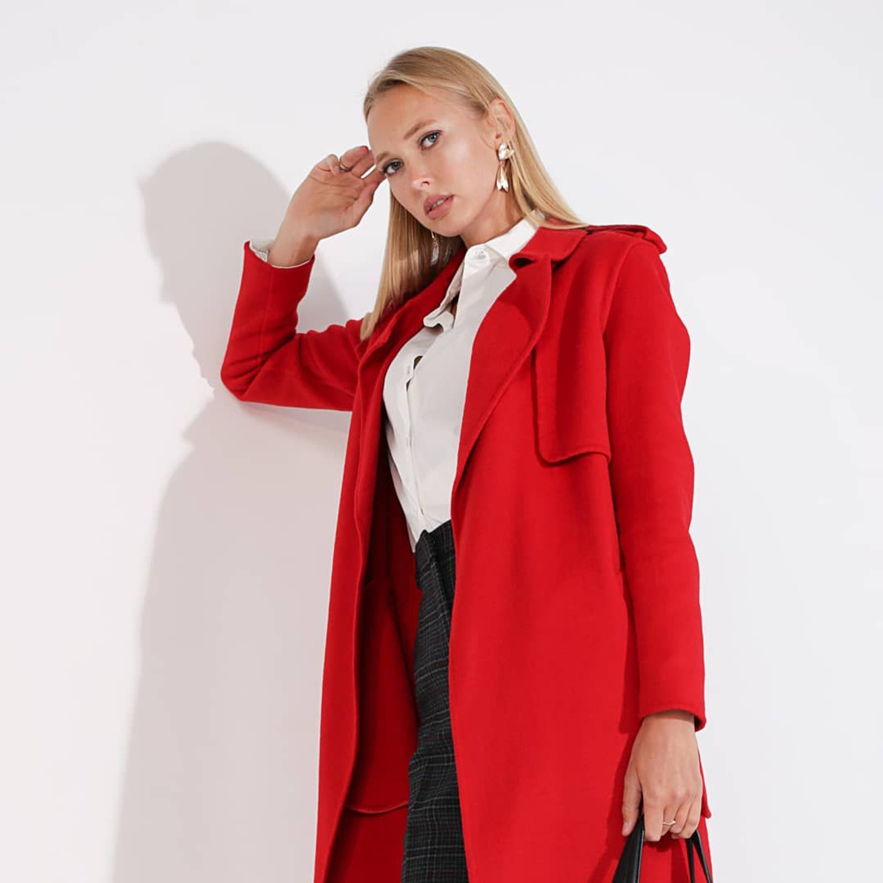 Красивая фотомодель на съемке для бренда модной одежды