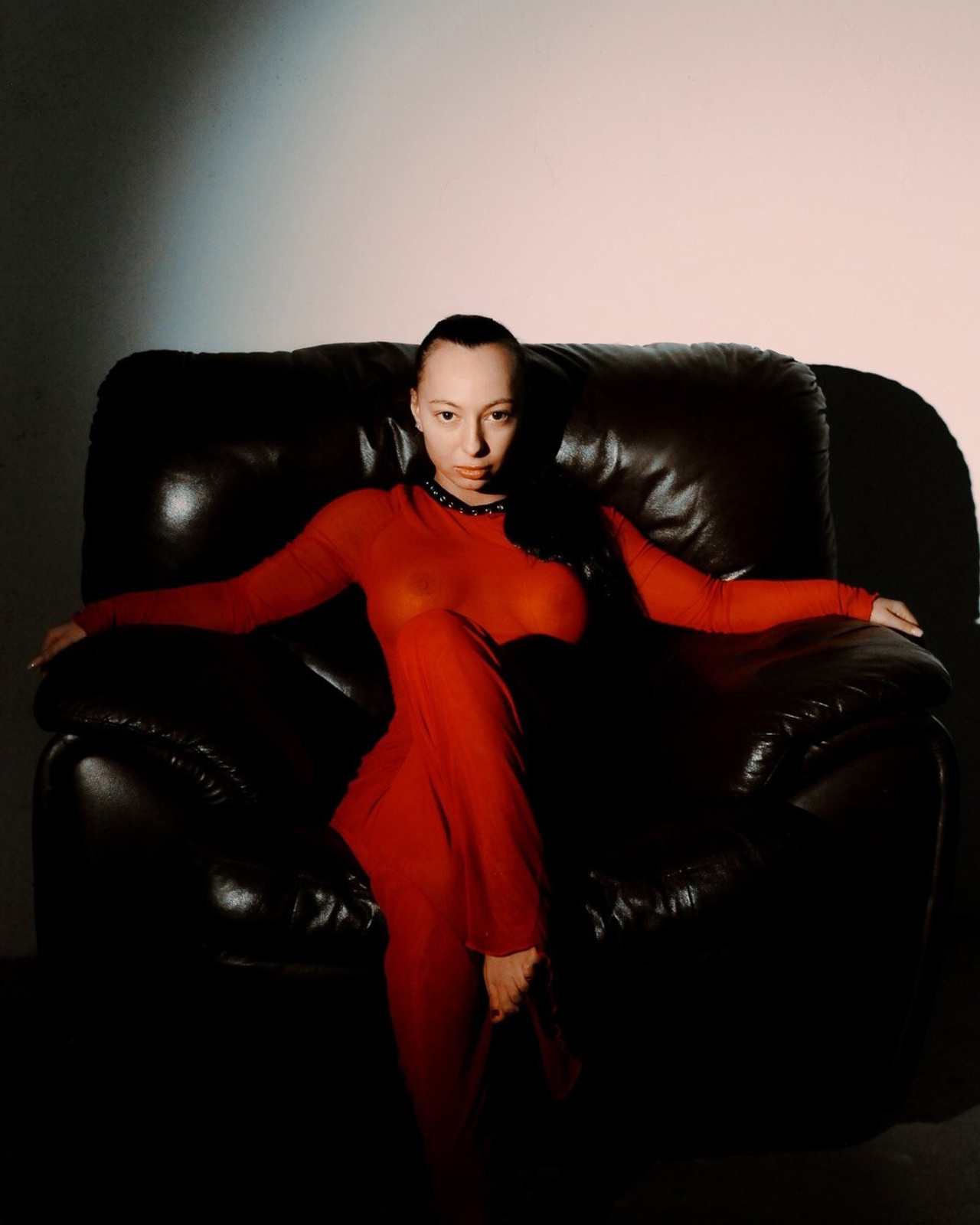 в красном платье