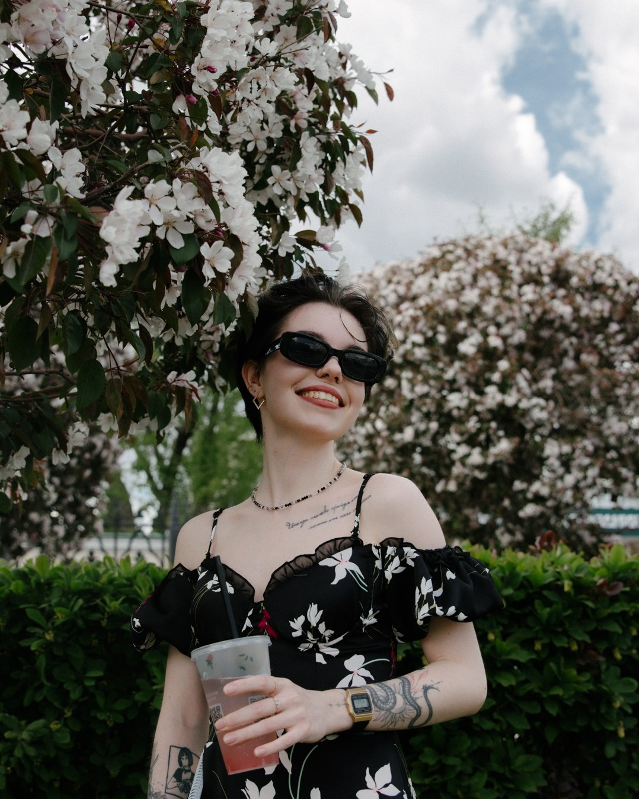 Настя и цветущая вишня