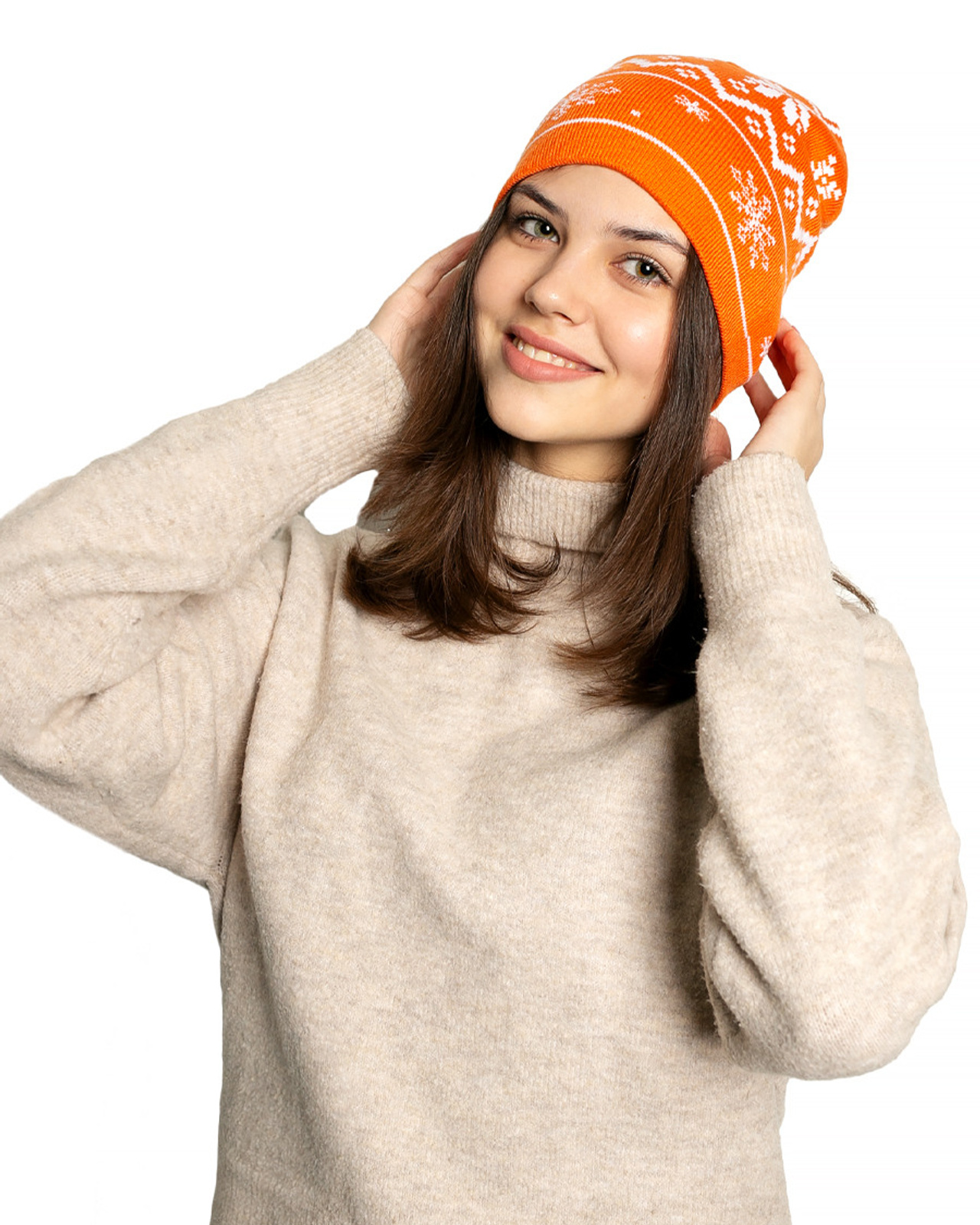 Шапки и шарфы на белом фоне, на модели и без, для wildberries