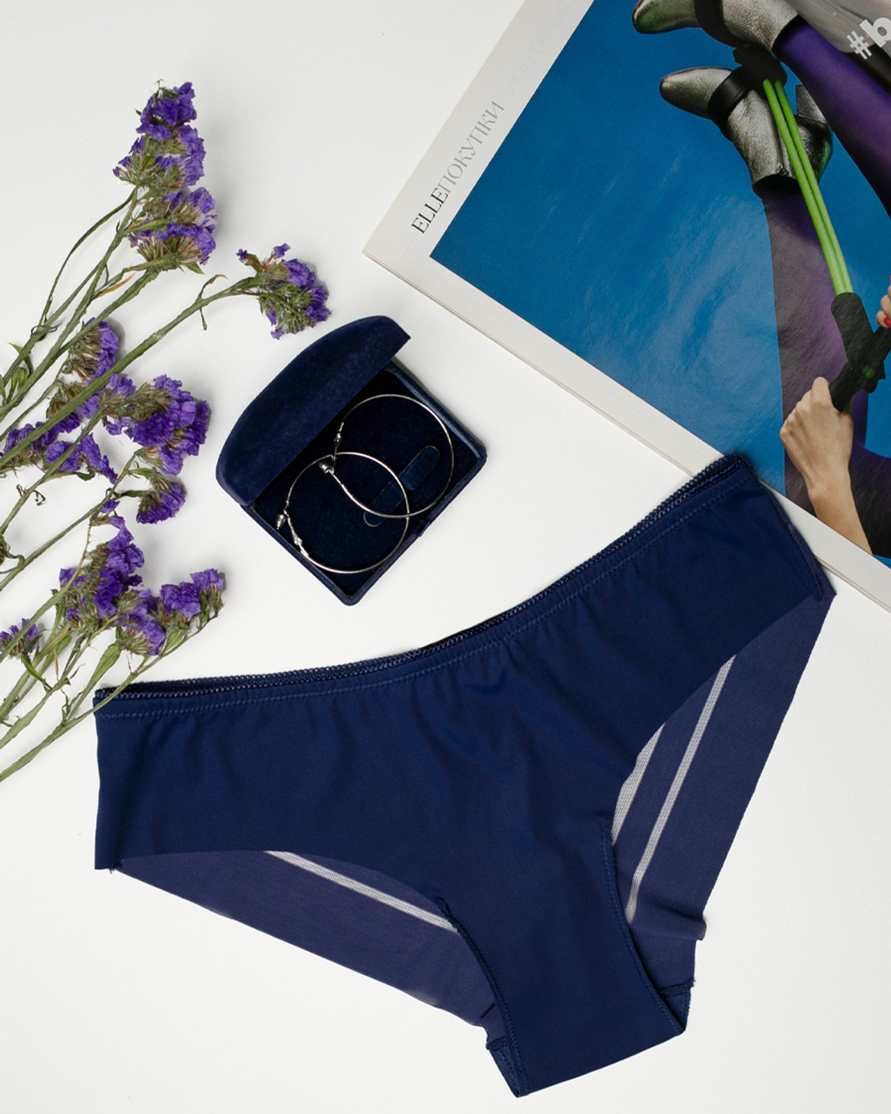 нижнее бельё женское в композиции для соц.сетей