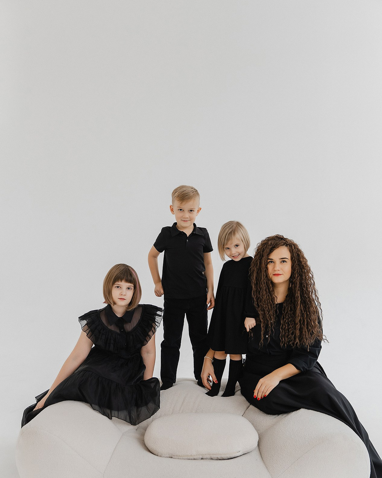 Семейная фотосессия на&nbsp;белом фоне