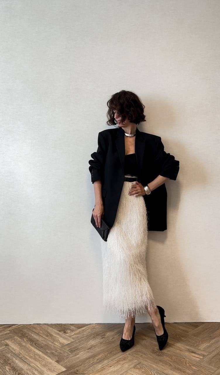 Женский деловой жакет оверсайз и нарядная белая юбка с фактурой, праздничный лук для амбициозных женщин, тренды 2026 года. Игра контрастов: строгий мужской крой жакета и провокационная фактура юбки — образ женщины, которая управляет не только бизнесом, но и вниманием.