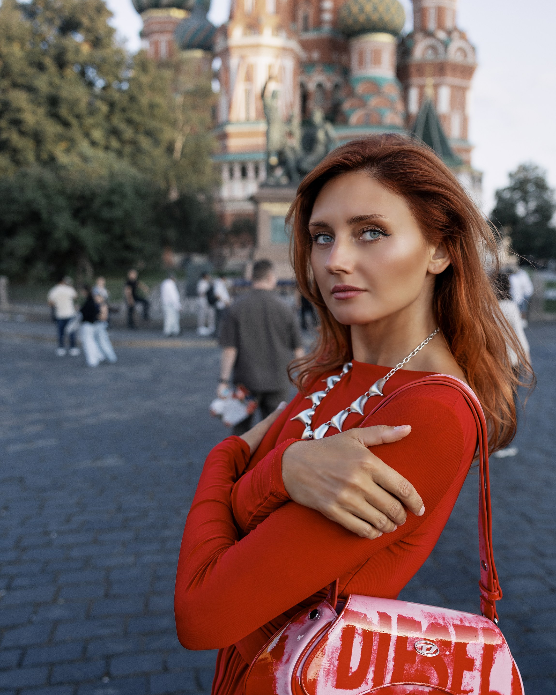 Элегантная прогулка по Москве: девушка в красном платье на фоне Кремля.
