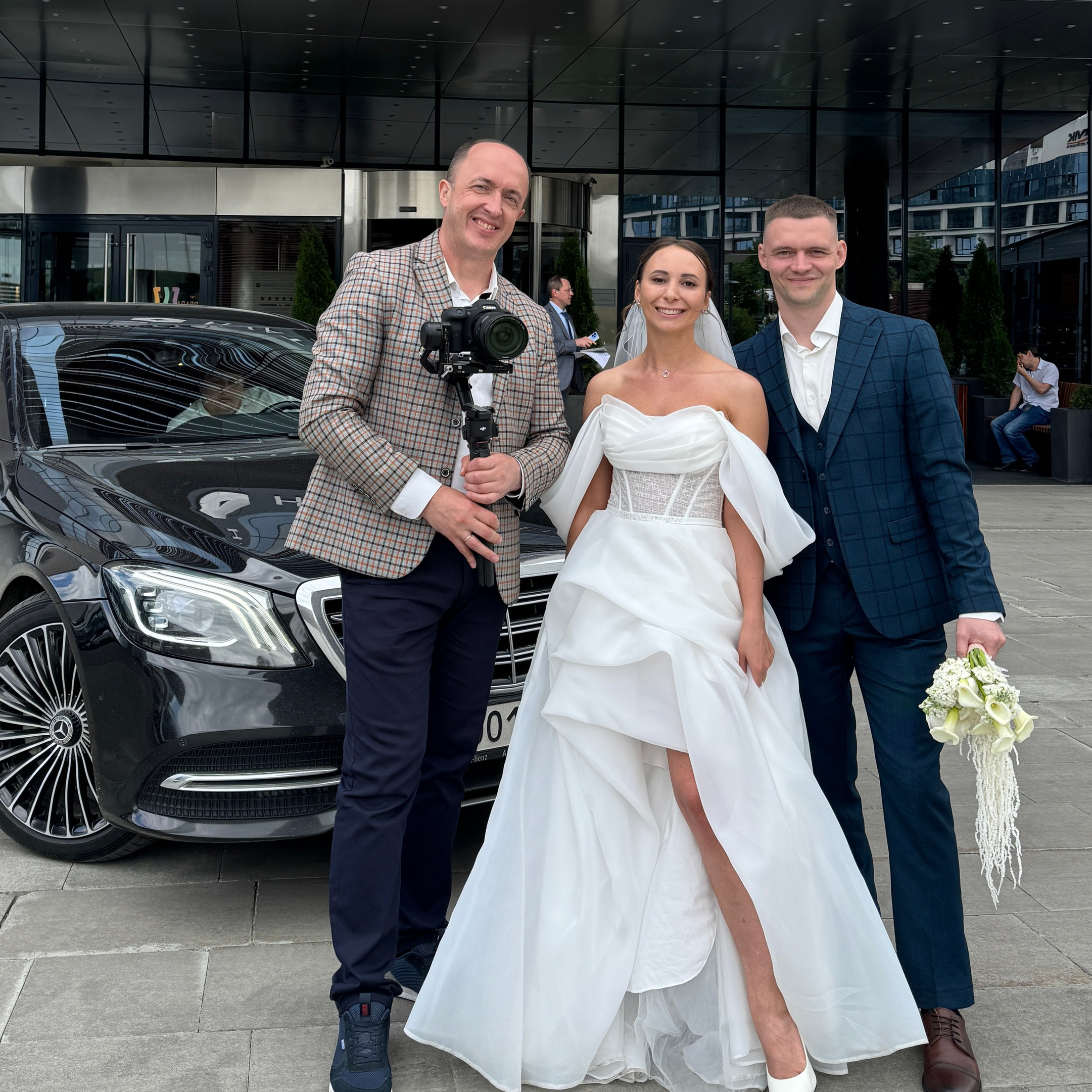 Свадебная фотосессия молодожёнов на прогулке — видеограф Николай Рыков