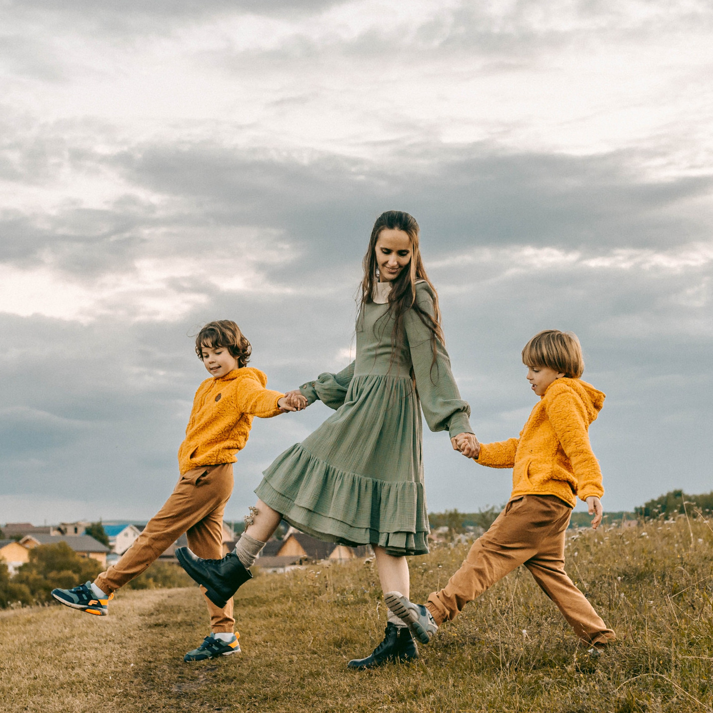 Семейная фотосессия. Съемка в поле за городом. Фотосессия на закате. Мама и сын.