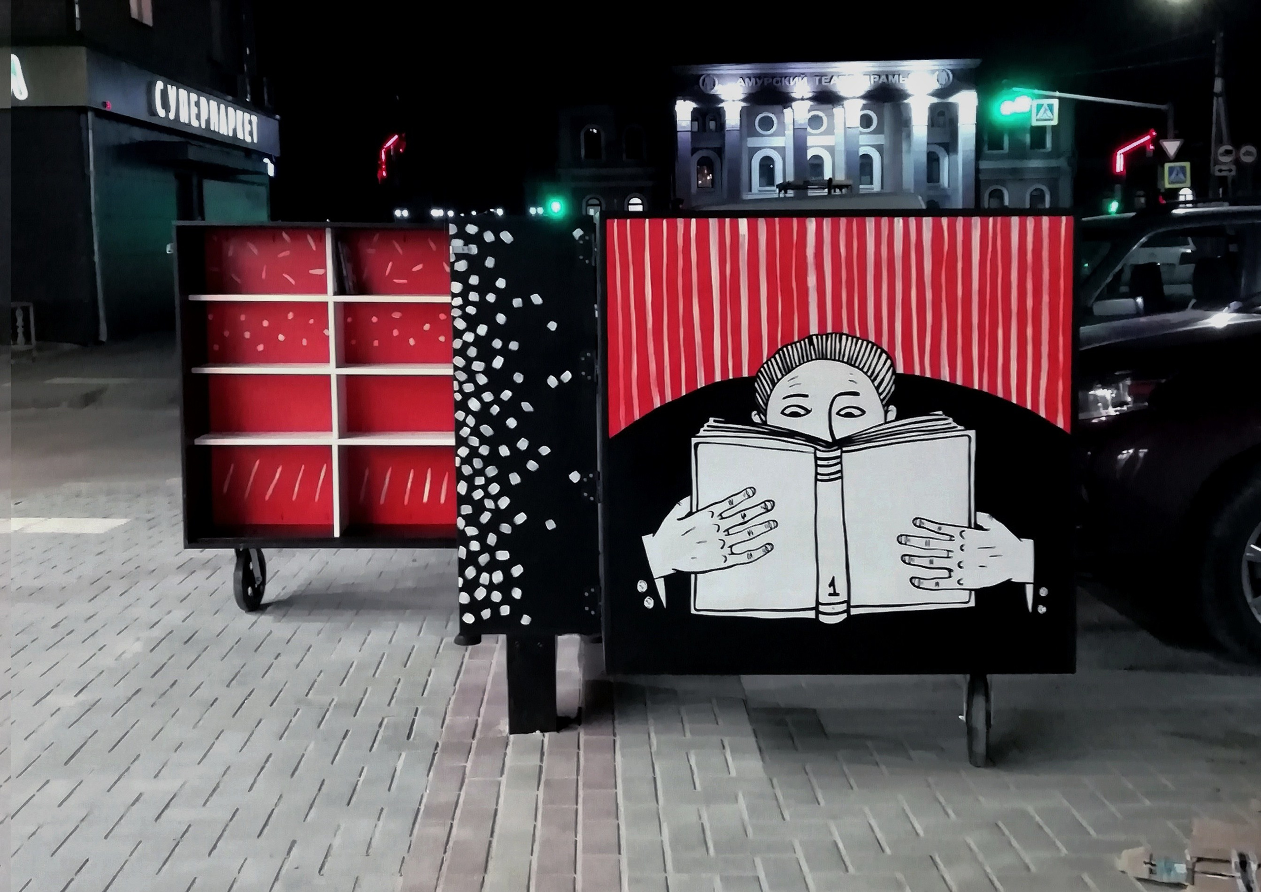 Шкаф. Художник Рыбак Николай