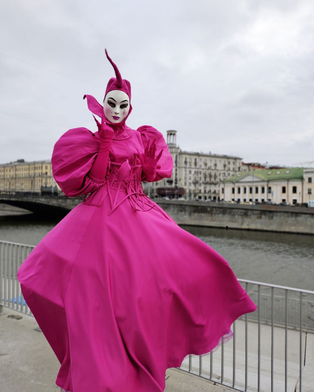 Ходулист в костюме цветка Фуксия встречает гостей на набережной реки Москва.