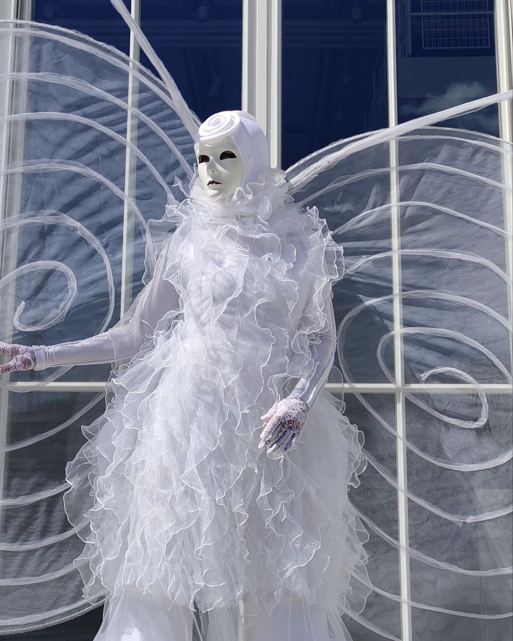 Персонаж Бабочка на встречу гостей.