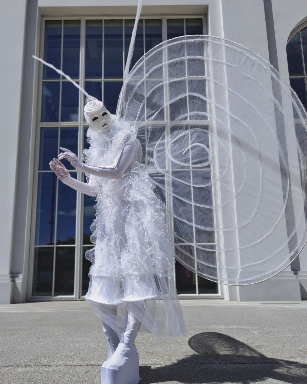 Белая Бабочка на пешем артисте для рауса.