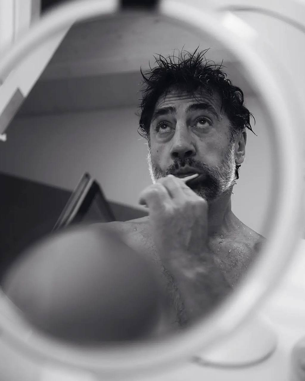 Хавьер Бардем в объективе его жены Пенелопы Крус для журнала Gentleman’s Journal, 2024 год