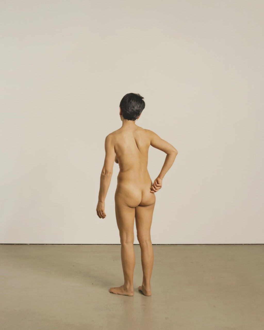 ОБЗОР АКТУАЛЬНЫХ ФОТОКНИГ: Eleonora Agostini «A Study on Waitressing». Самоорганизация Низина