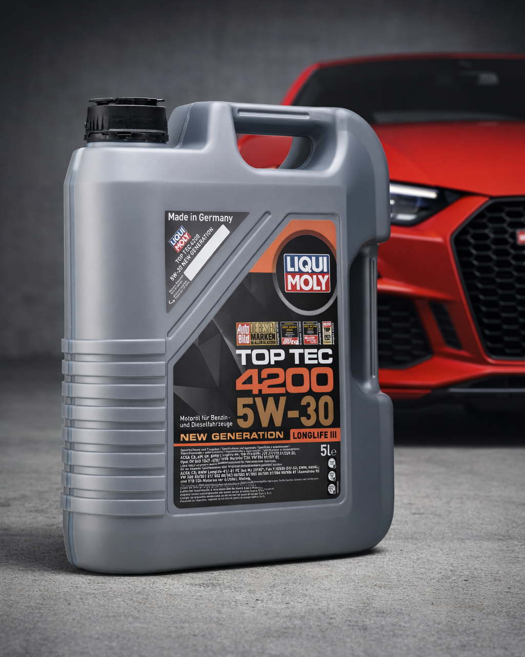 Предметная фотография канистры моторного масла в индустриальной среде