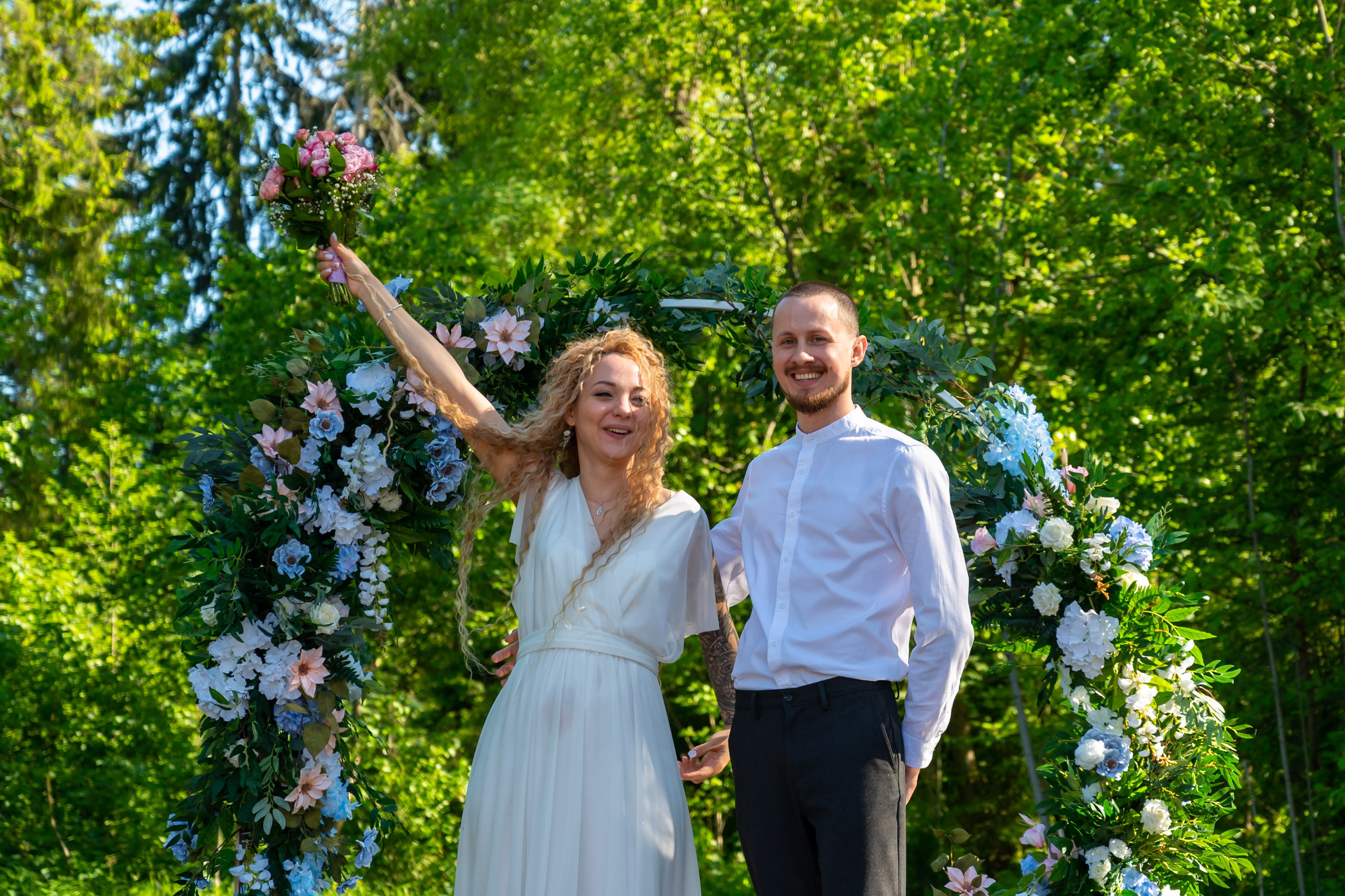 Счастливые молодожёны на выездной регистрации брака после посещения ЗАГСа