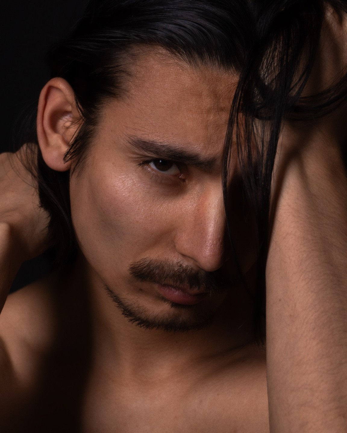 Мужественный и сексуальный мужской портрет