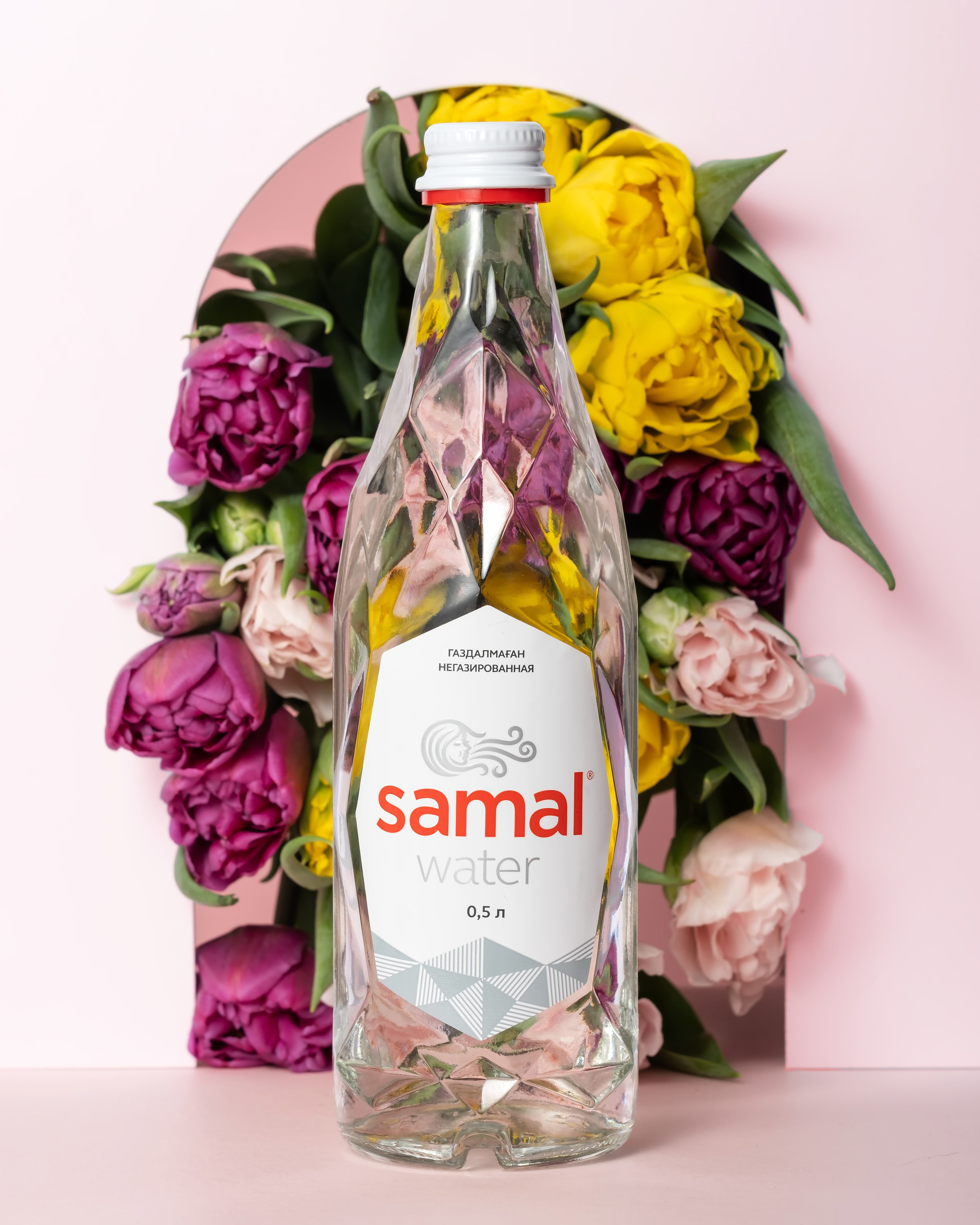 Контентная фотосъёмка воды SAMAL — имиджевый кадр с цветами