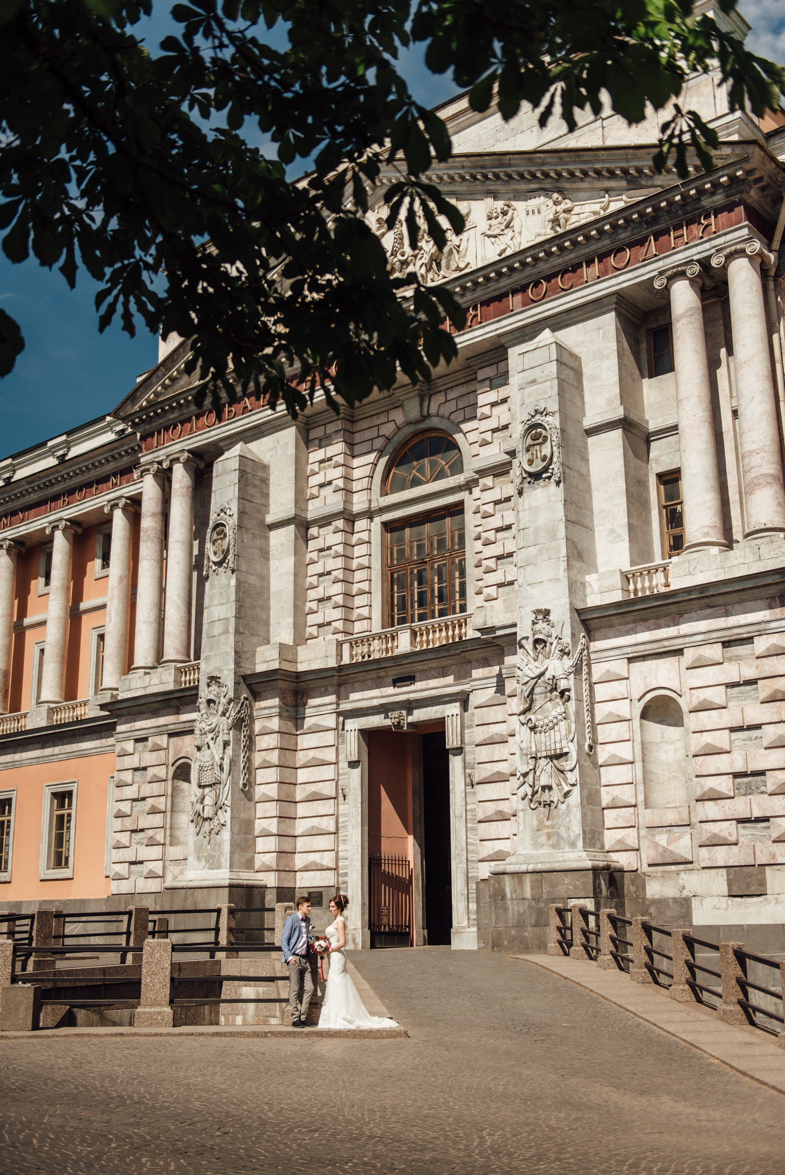 дворцы в Санкт-Петербурге для свадебной фотосессии в дождь, осенью или зимой