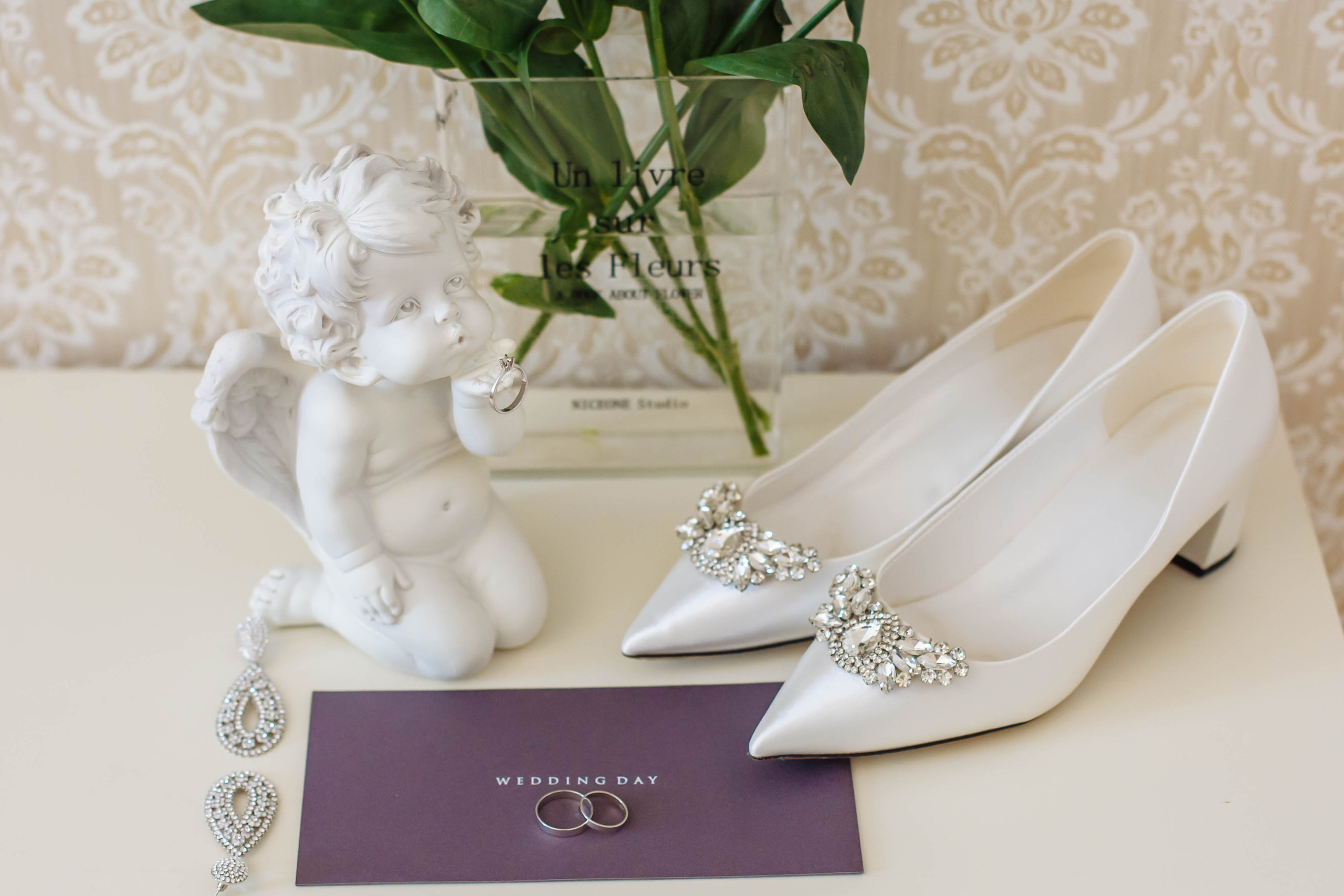 Ангелочек и лабутены на сборах невесты, свадебный фотограф Павел Кор, забронировать дату съёмки свадьбы по ссылке