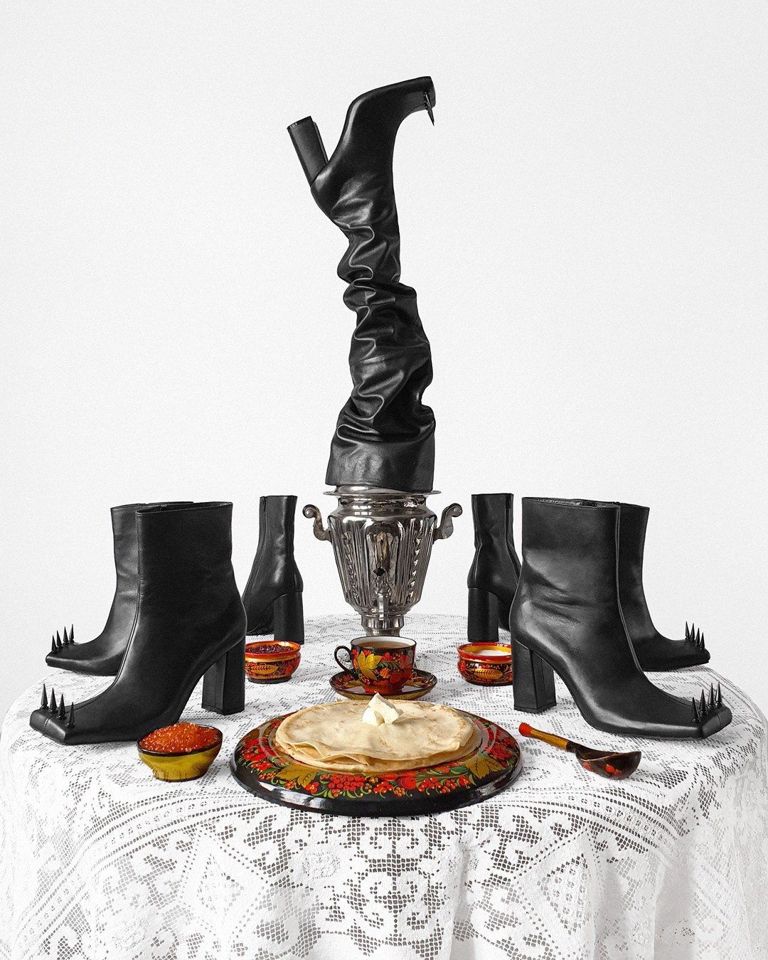 Фото обуви на столе среди атрибутики в русском стиле